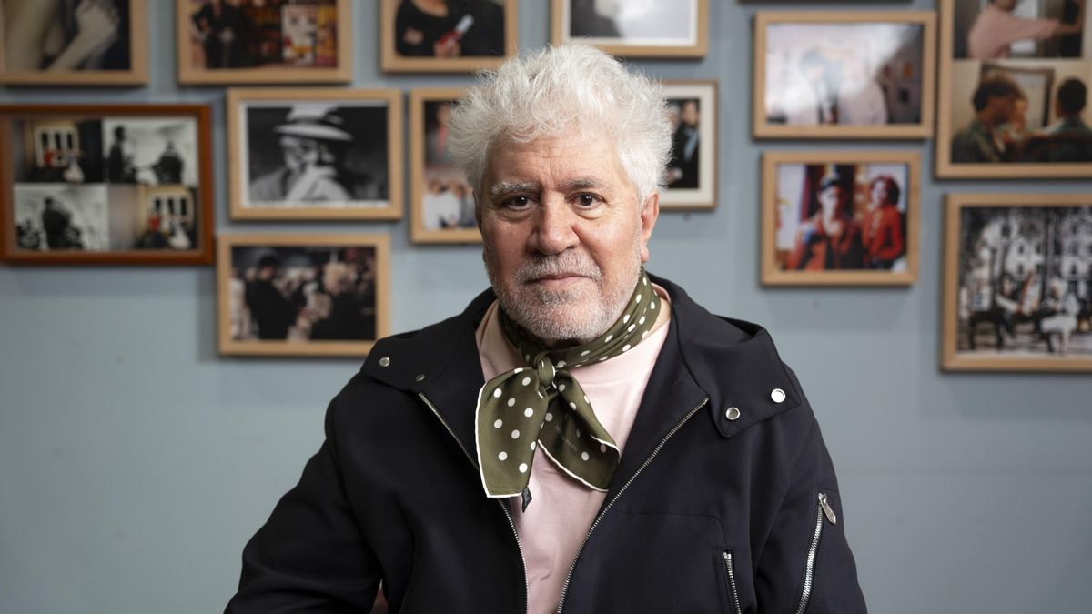 Pedro Almodóvar en la oficina de El deseo