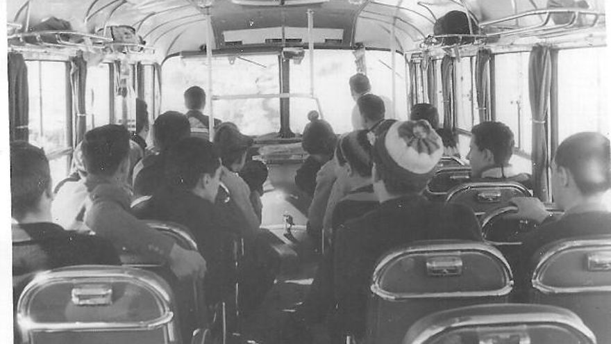 Esquiadores de Villablino viajando en autobús a Leitariegos en los 70