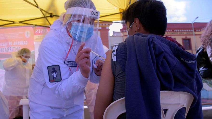 Un hombre recibe la vacuna contra la covid-19 en La Paz (Bolivia), en una fotografía de archivo. EFE/Stringer