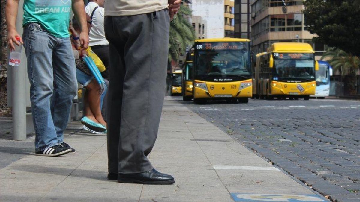 Parada de guaguas en el Parque de Santa Catalina, en Las Palmas de Gran Canaria.