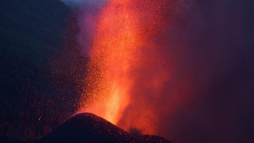 Imagen de la lava del volcán en el municipio de El Paso, en La Palma. EFE/Ramón de la Rocha