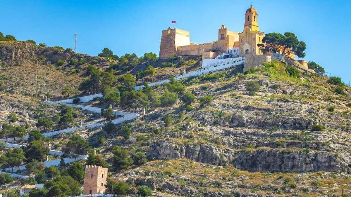 La fortaleza medieval valenciana del siglo IX ubicada en una elevación estratégica sobre el Mediterráneo