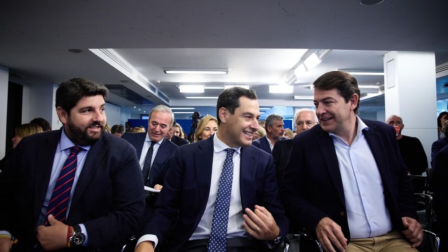 Archivo - (I-D) El presidente del Gobierno regional, Fernando López Miras; el presidente de la Junta de Andalucía, Juanma Moreno, y el presidente de la Junta de Castilla y León, Alfonso Fernández Mañueco.