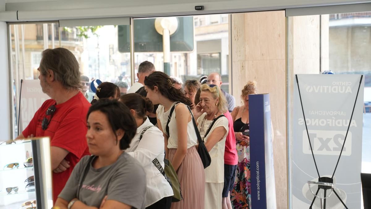 Los rezagados que en Córdoba consiguen las últimas gafas para ver el eclipse: "Se agotaron ayer y hoy había colas desde las 8:30"