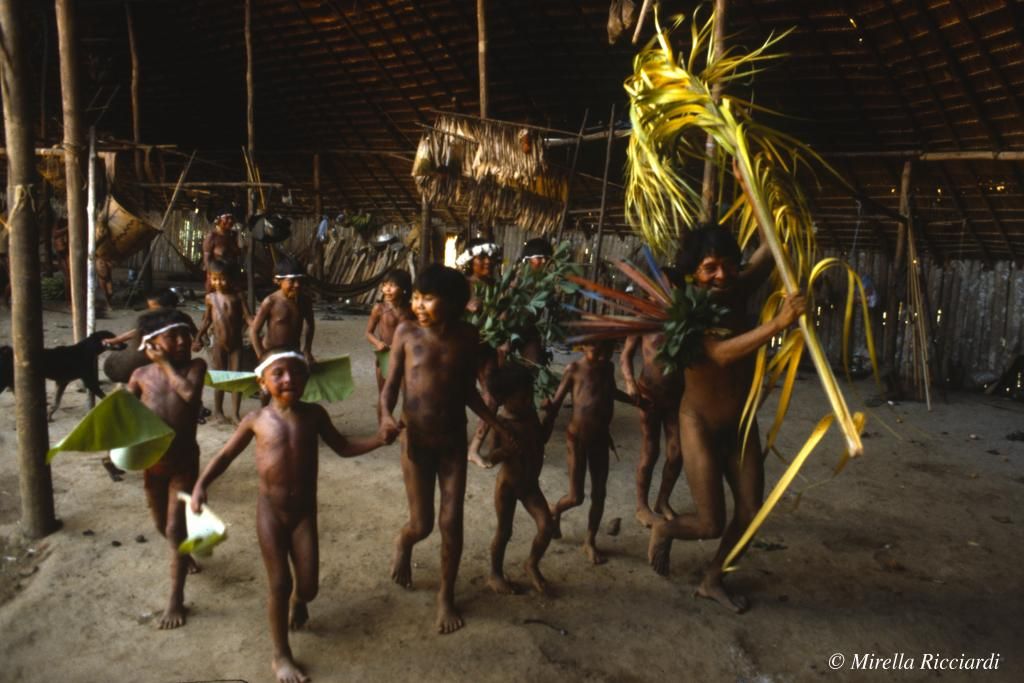 © Mirella Ricciardi Se utilizan para purificar la tierra, poner al sol en su curso, ayudar a que las nieves se derritan para irrigar los cultivos y hacer que una partida de caza amazónica tenga éxito. Cuando los pueblos indígenas pierden sus tierras, como viene ocurriendo desde hace siglos, pierden sus medios de subsistencia. Pero también pierden la base de su identidad como pueblos y la inspiración para sus festivales.