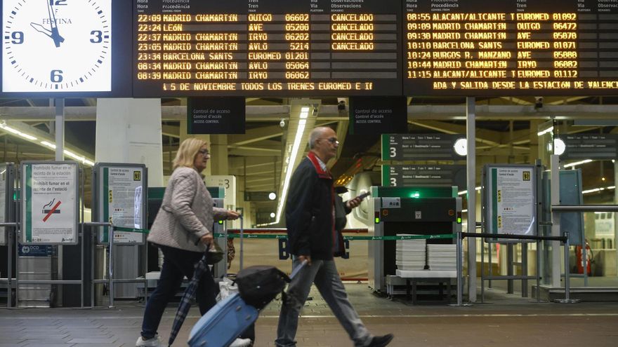 Dos personas transitan por la estación Joaquín Sorolla, en València.