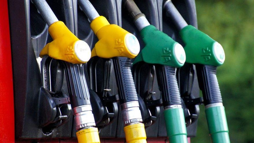Dos petroleras subieron los precios de los combustibles entre 10,5 y 12% promedio