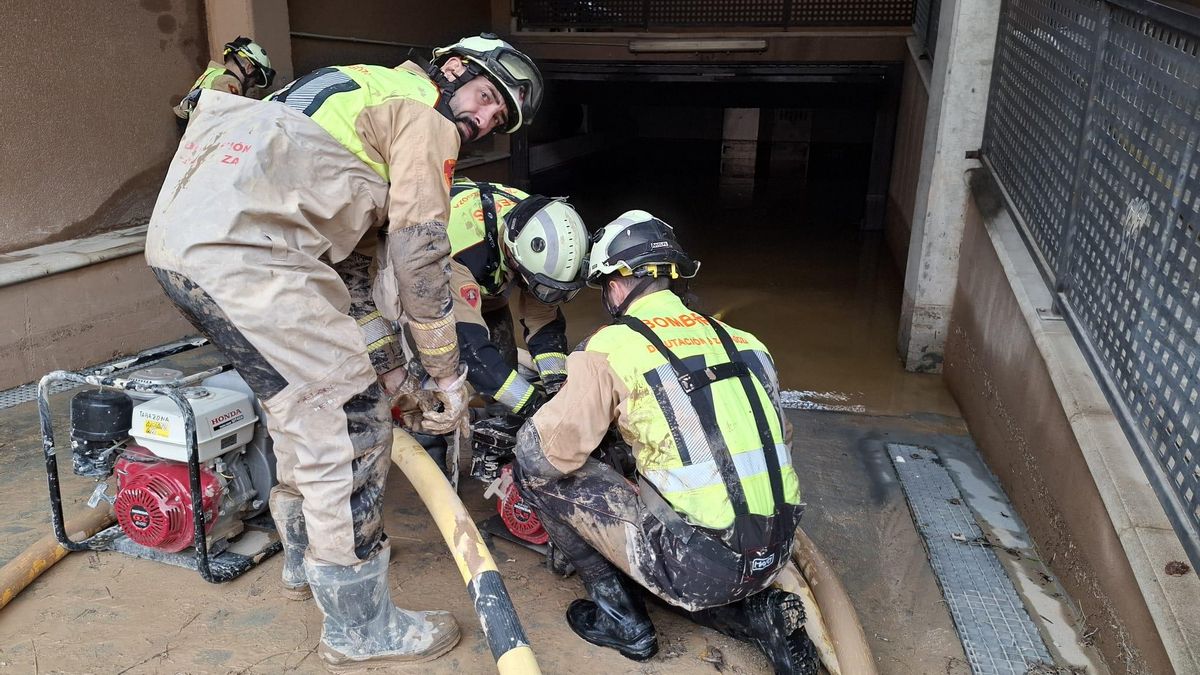 Bomberos de la DPZ trabajan para achicar agua en un garaje en Cuarte de Huerva.