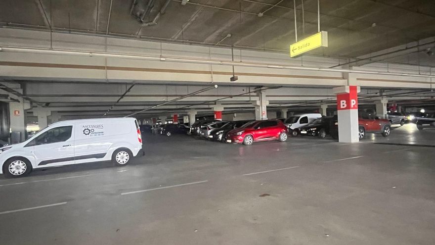 Coches estacionados en el aparcamiento de altura de Ikea Alfafar (Valencia) durante la alerta roja por lluvias