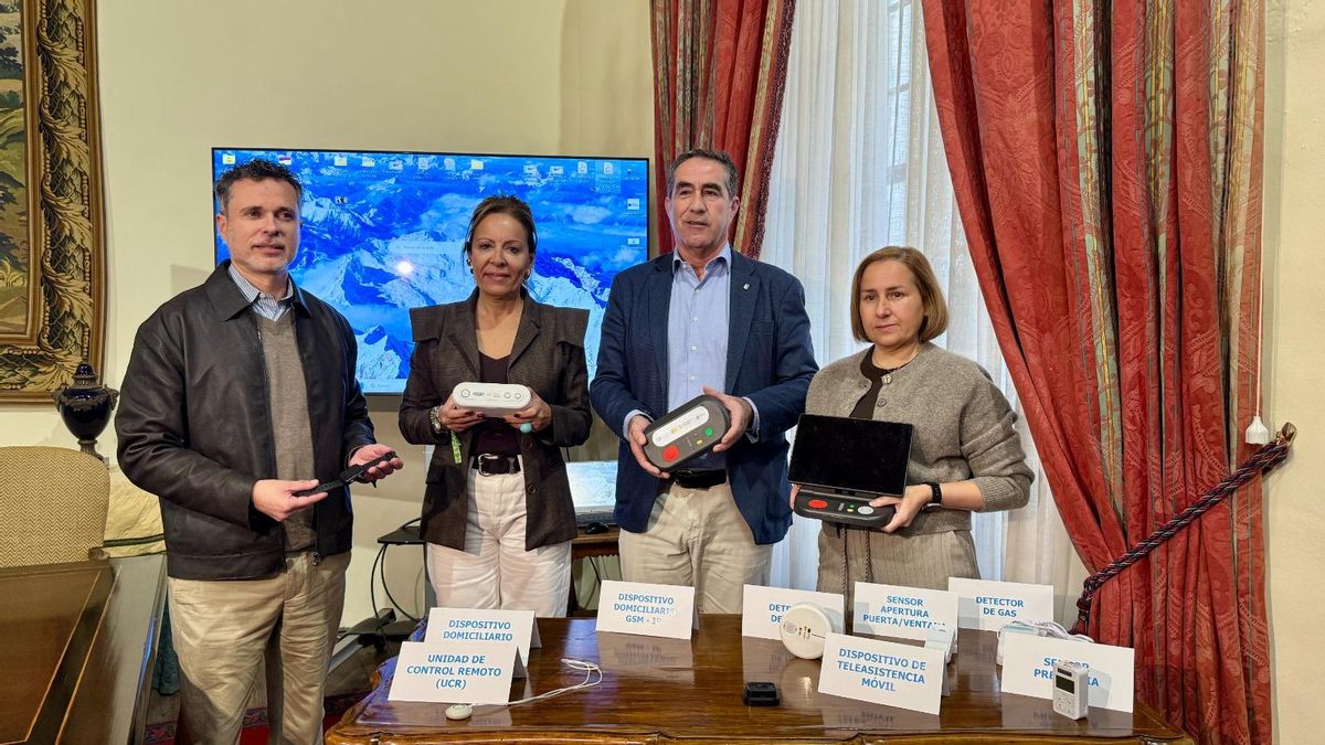 El nuevo servicio de la teleasistencia avanzada atenderá en La Palma  a casi mil personas con dependencia leve