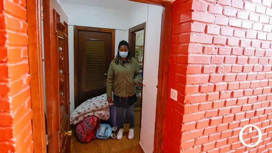 Isabell en el interior de la vivienda antes de ser desahuciada