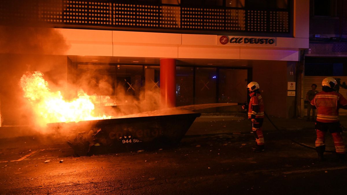 Bomberos sofocan un contenedor quemado tras una protesta contra Vito Quile en Bilbao