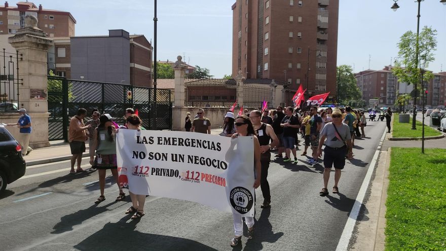 Un centenar de trabajadores de 112 y 061 reclama mejoras laborales y un marco estable ajeno al telemárketing