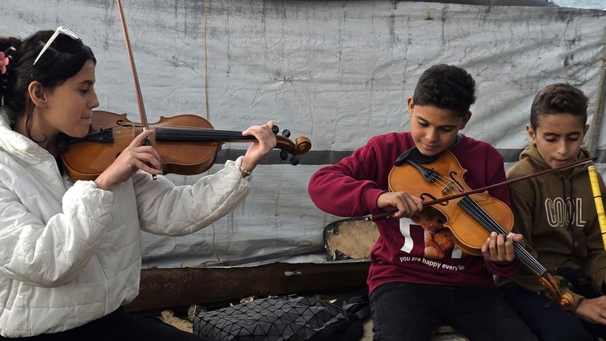 Niños y niñas aprenden a tocar instrumentos musicales en Gaza, gracias a la iniciativa de Ahmed Muin Abu Amsha.