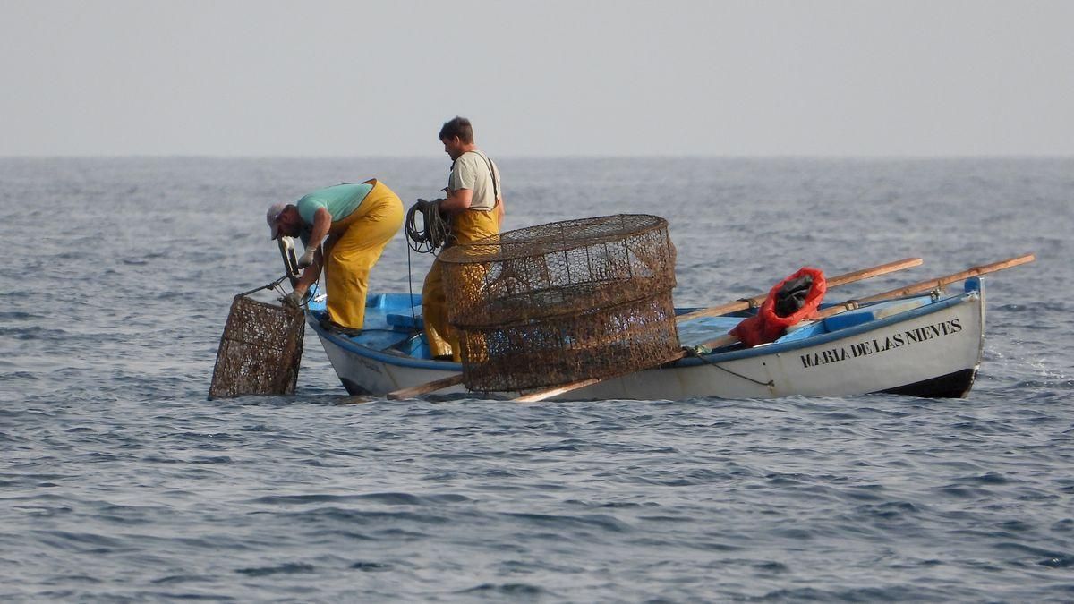 Pesca artesanal frente a Castillo del Romeral, en el sureste de Gran Canaria
