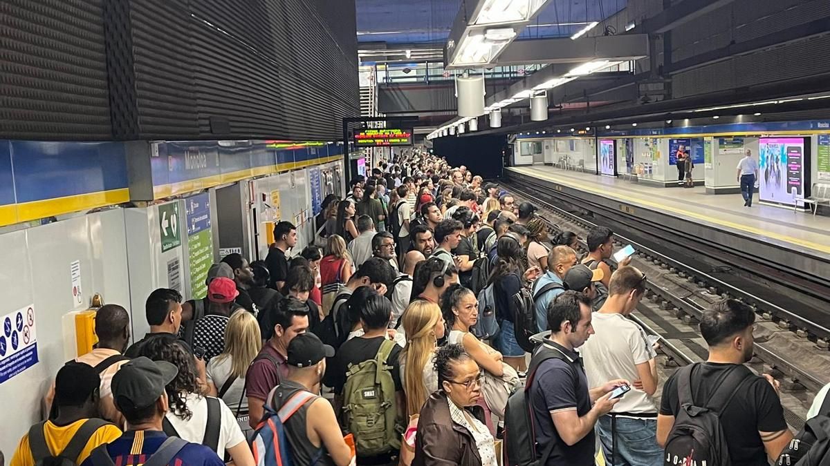 Aglomeraciones, retrasos y una previsión deficiente: Madrid colapsa en la vuelta a la rutina por los cortes de Metro y carreteras