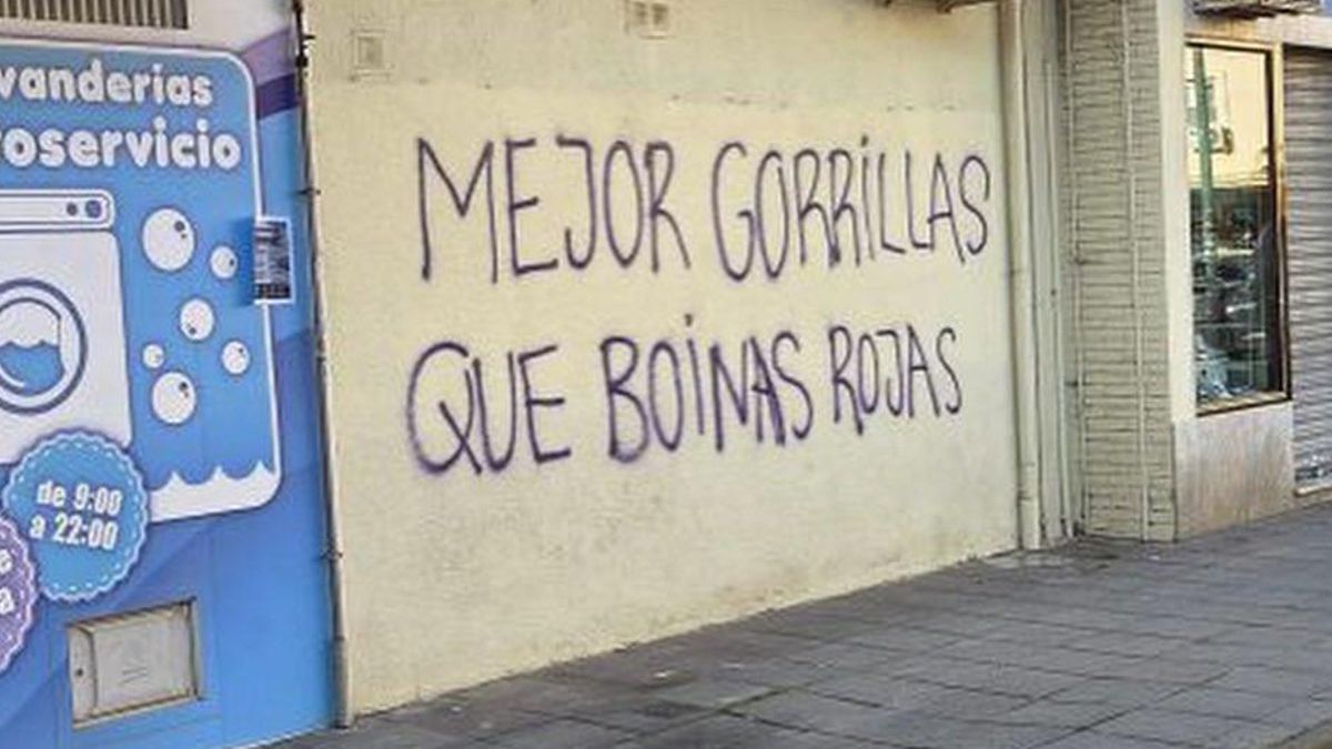 Aparecen pintadas en El Cerezo contra el equipo de élite de la Policía Local de Sevilla: "Mejor gorrillas que boinas rojas"