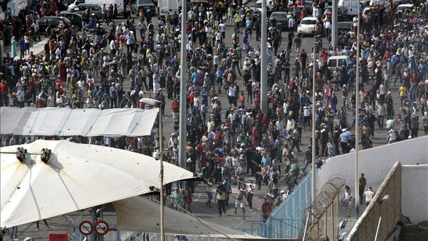 Cinco heridos, dos de ellos guardias, tras una aglomeración en la frontera de Ceuta