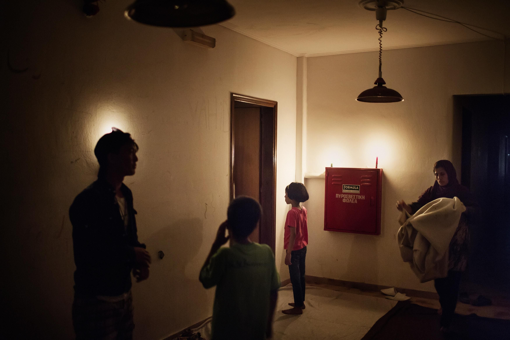 Una familia de refugiados recién llegados a Kos busca un espacio para alojarse en el interior del Hotel Capitan Elías. Esta instalación hotelera se convirtió en asentamiento temporal para muchos de los refugiados que llegan a esta pequeña isla del Dodecaneso. Desde marzo, MSF ha realizado 4.450 consultas médicas dentro del propio hotel y en la isla. | Fotografía: Alessandro Penso/MSF.