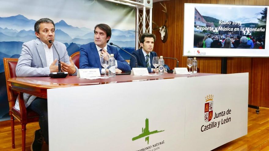 Carlos S. Campillo / ICAL El consejero de Fomento y Medio Ambiente, Juan Carlos Suárez-Quiñones; el director general de Deportes, Alfonso Lahuerta (D) y el alcalde de Riaño, Fernando Moreno (I), presentan la IV Edición de Música en la Montaña
