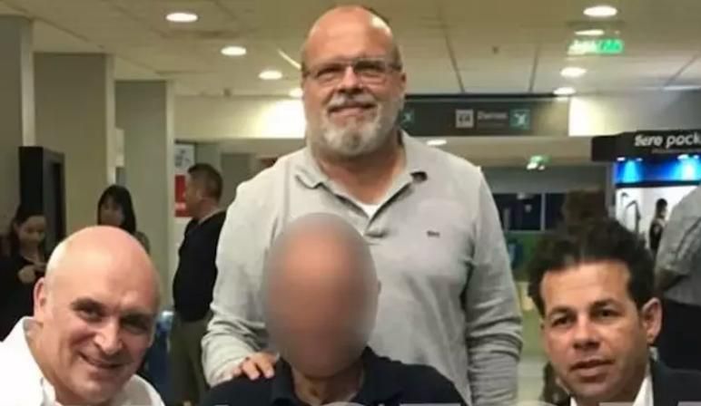 José Luis Espert y Federico "Fred" Machado, de camisa blanca y saco negro, en una escala en Bahía Blanca
