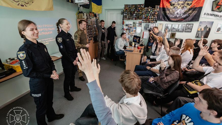 kyiv denounces that Russia recruits and deceives young people in Ukraine to commit attacks: "They explode their agents"