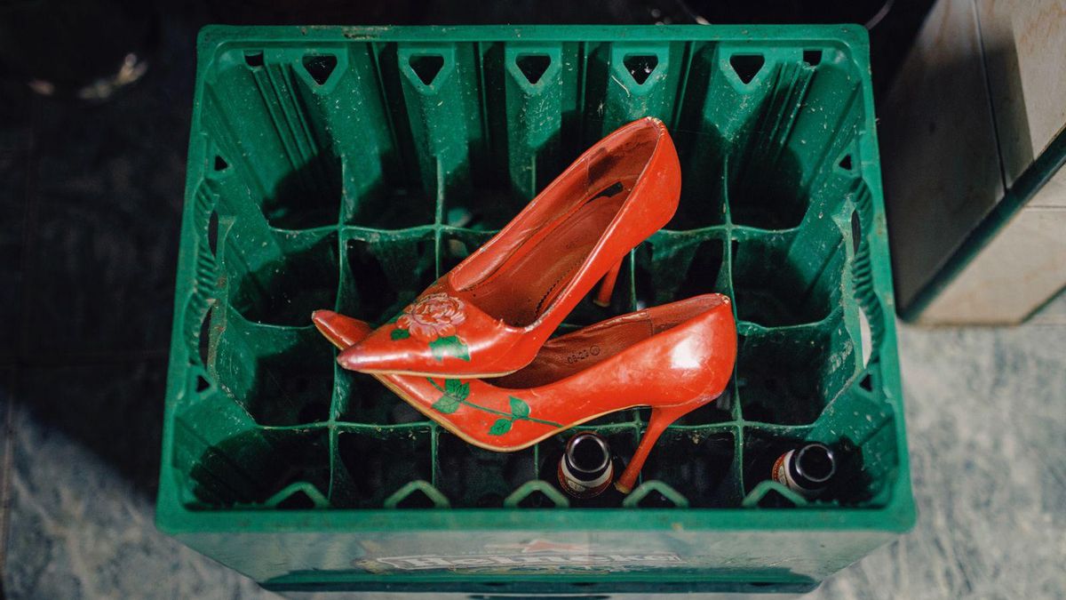 Zapatos de tacón rojo en una caja de cervezas, de Natalia Leiva.