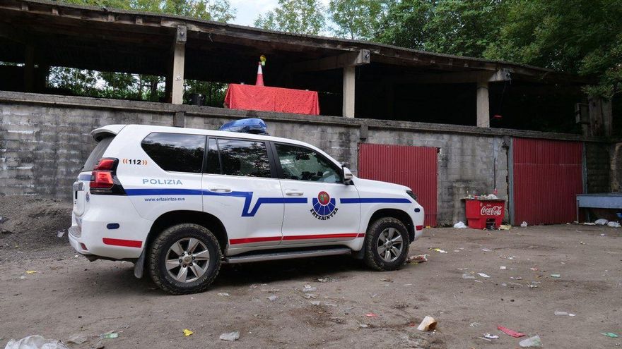 La Ertzaintza desaloja una fiesta ilegal con más de 500 personas en un caserío de Astigarraga