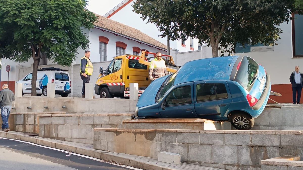 Un coche se sale de la calzada y acaba subido en una fuente en Córdoba