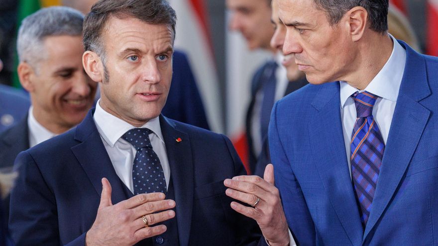 El presidente del Gobierno español, Pedro Sánchez, y el presidente francés Enmanuel Macron, durante la reunión formal de los miembros del Consejo Europeo en Bruselas, Bélgica, este jueves. EFE/ Olivier Matthys