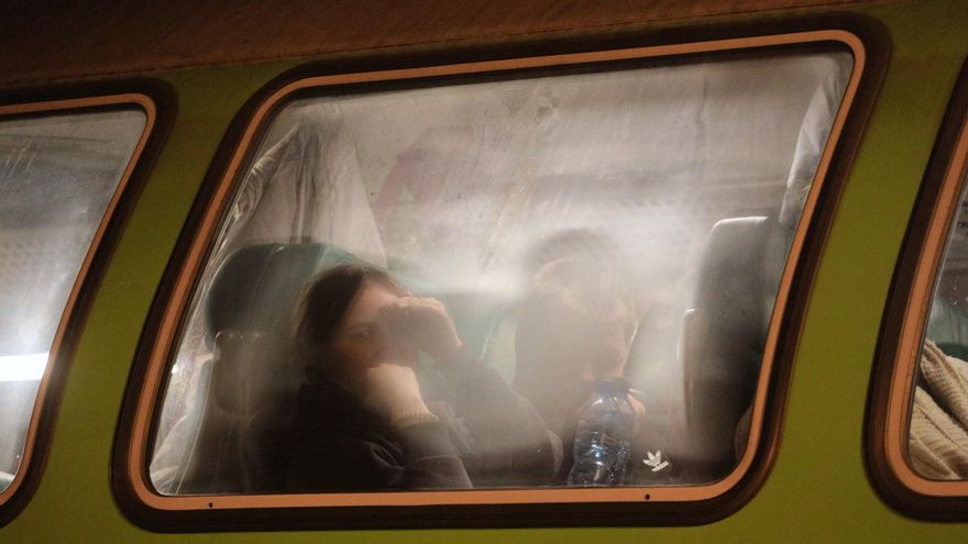 Refugiados de Ucrania esperan en la estación de tren de Chelm, desde donde tomarán un tren especial a Varsovia, Polonia. EFE/EPA/PAWEL SUPERNAK