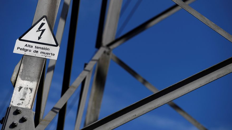 La ola de calor y la mayor generación con gas contrarrestan parte del efecto de la solución ibérica para bajar la luz