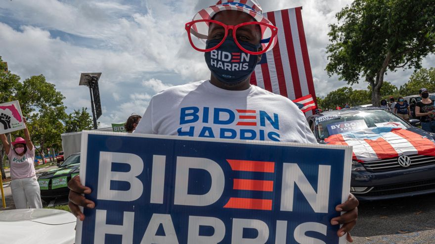 Un hombre sostiene una pancarta de apoyo a la fórmula "Biden Harris" el 24 de octubre de 2020 en el Campus Biscayne de la Universidad Internacional de Florida (FIU) en Miami, Florida (EEUU). EFE/ Giorgio Viera/Archivo
