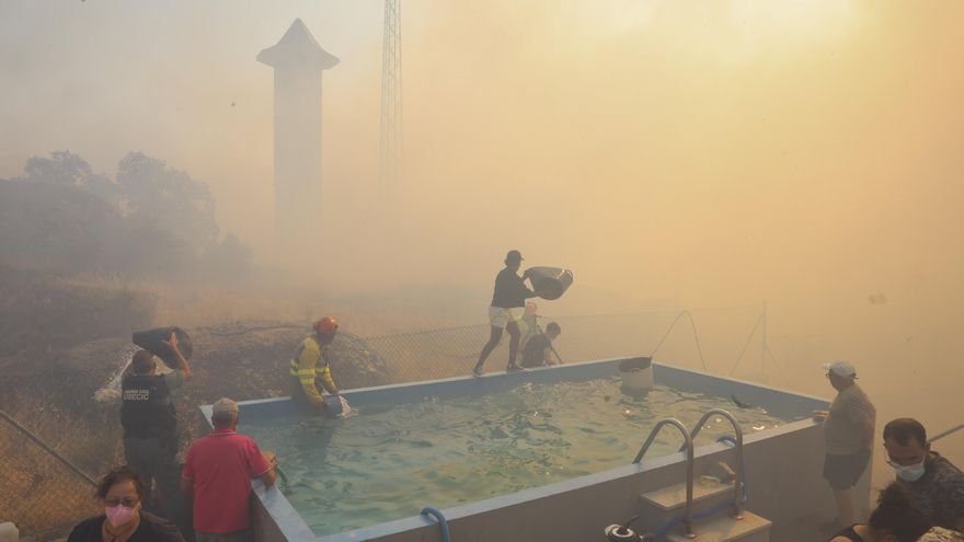 Trabajos de extinción del incendio forestal en Fermoselle (Zamora) este miércoles. EFE/ Mariam A. Montesinos