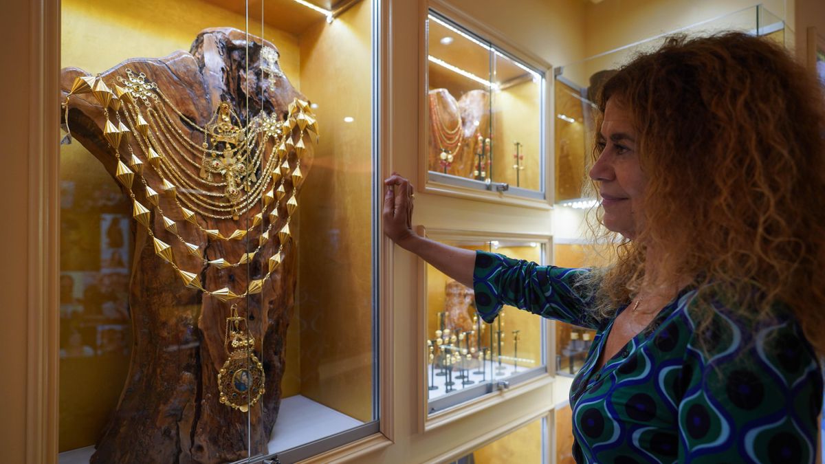 Elisa Pomar posa frente a las vidrieras de su negocio.