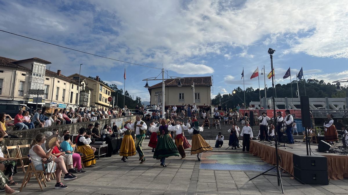 Grupo de Danzas Nuestra Señora de Covadonga en su actuación en Unquera.