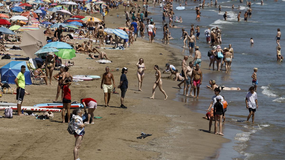 Vista general de la playa de la Malvarrosa adonde ha acudido un gran número de personas durante este miércoles. EFE/Biel Aliño
