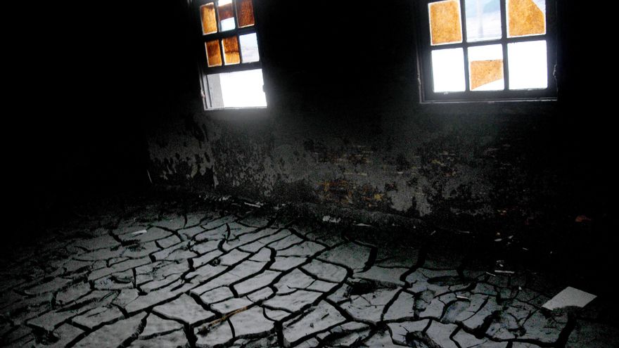 Los suelos de las casas están ahora cubiertos de lodo.