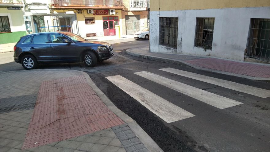 Un coche accede a la calle Abel, a la altura del nuevo paso de cebra