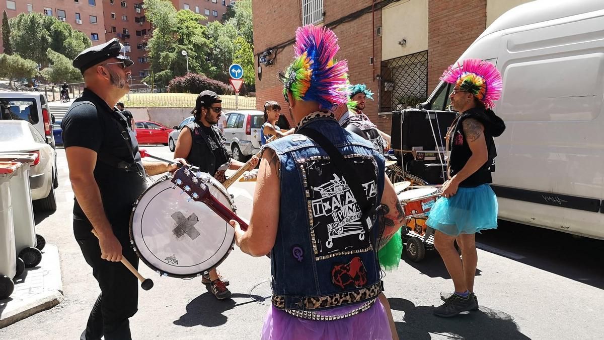 Fiestas de Doña Karloto 2026 en Puente de Vallecas con ruta antiturística, paella vecinal y pasacalles reivindicativo