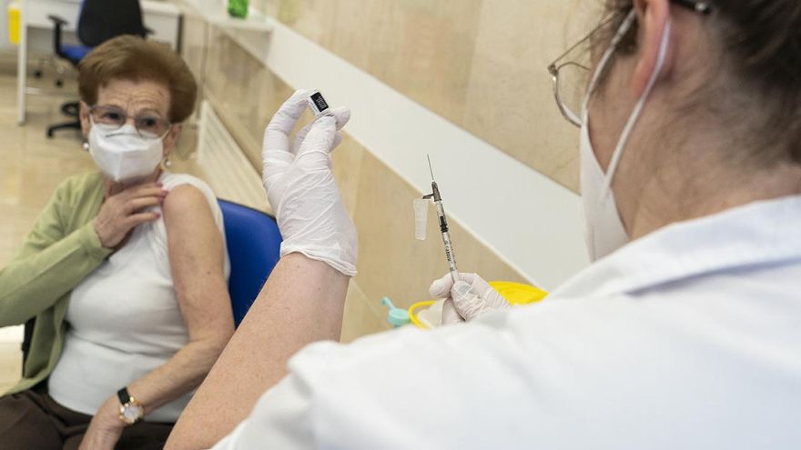 Una mujer se dispone a recibir la vacuna en el Centro de Salud de Vargas, en Santander.