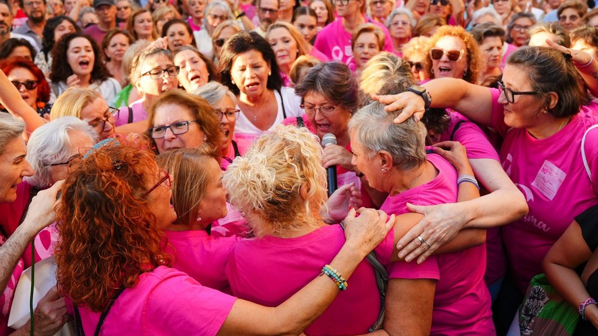 Las integrantes de Amama en la concentración del 8 de octubre a raíz del estallido de la crisis de cribado de cáncer de mama delante de la sede del Servicio Andaluz de Salud (SAS), en Sevilla.