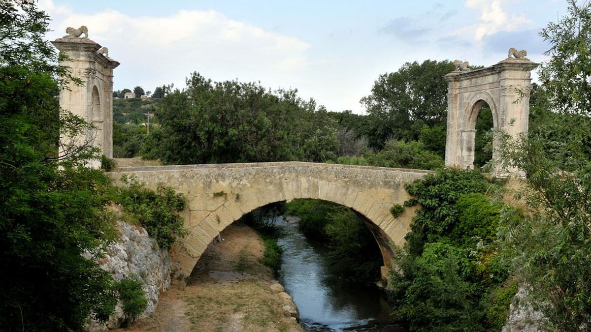 Construido en el siglo I, es el único puente romano ubicado en Francia que conserva sus dos arcos triunfales originales