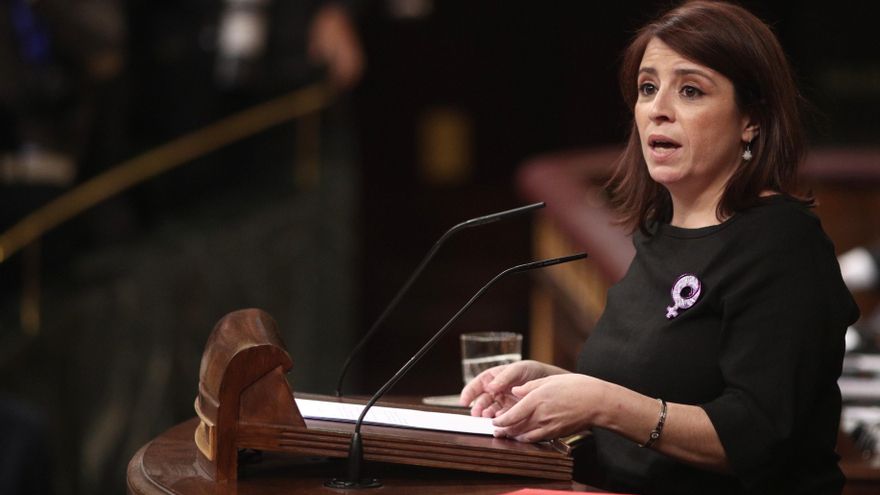 La portavoz del PSOE en el Congreso, Adriana Lastra, interviene en la segunda sesión de votación para la investidura del candidato socialista