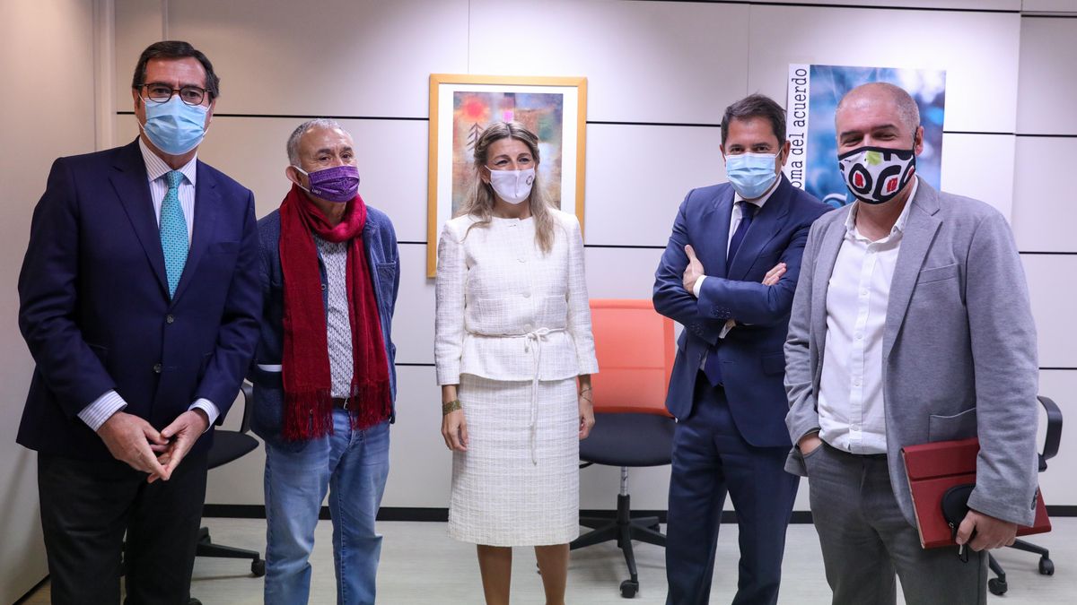 (I-D) El presidente de CEOE, Antonio Garamendi; el líder de UGT, Pepe Álvarez; la ministra de Trabajo, Yolanda Díaz; el presidente de Cepyme, Gerardo Cuevas; y el líder de CCOO, Unai Sordo, posan durante el acto de firma del VI Acuerdo de Solución Autónom