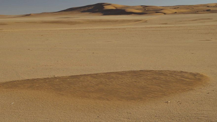 Describen cómo se forman las dunas de arena en las playas y otras superficies duras
