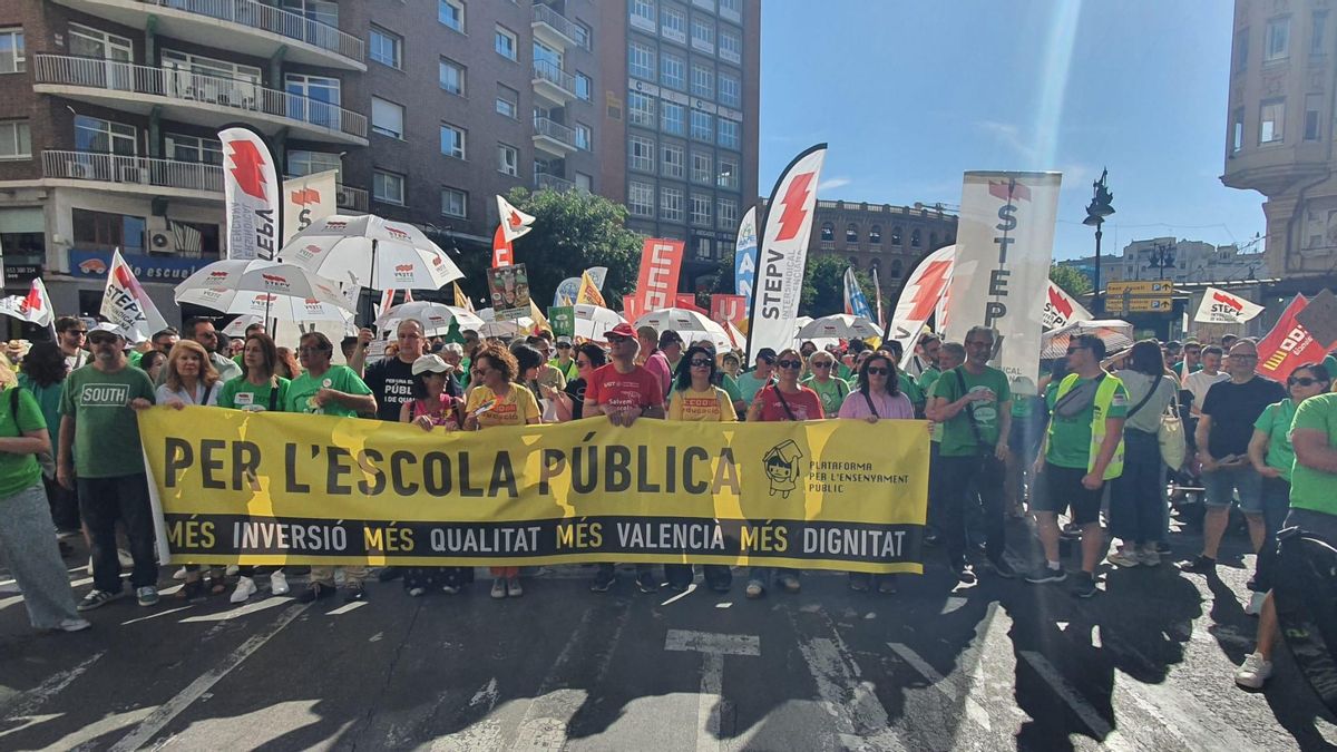 Miles de profesores, padres y alumnos, unidos contra el Consell de Pérez Llorca en una manifestación histórica por la educación pública