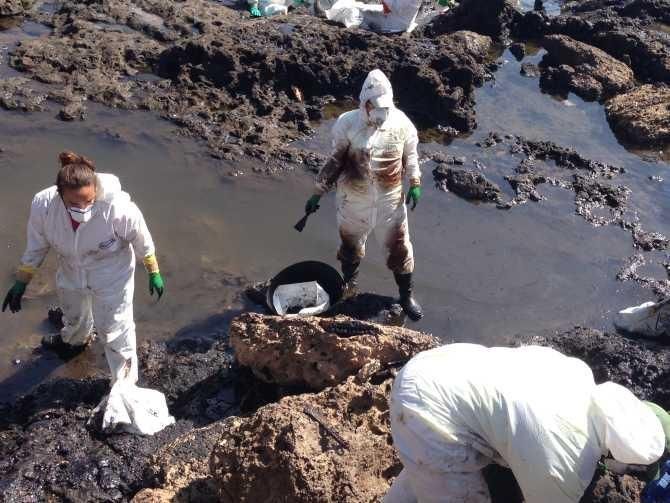 Vertido de petróleo en la playa de El Cabrón.