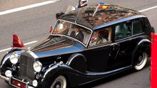 El Rolls Royce a su paso por la Gran Vía camino del Congreso. / Antonio Rull