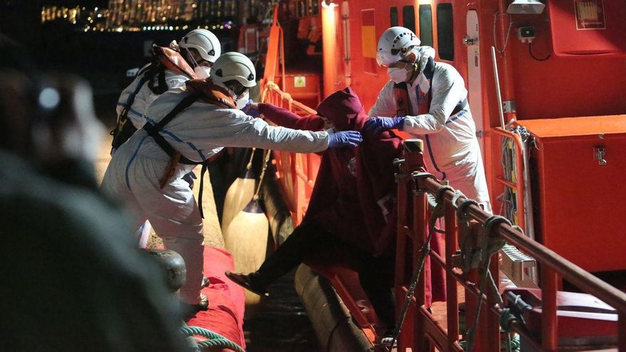 Mueren un bebé y otras tres personas al caer al mar desde una neumática que intentaba llegar a Canarias